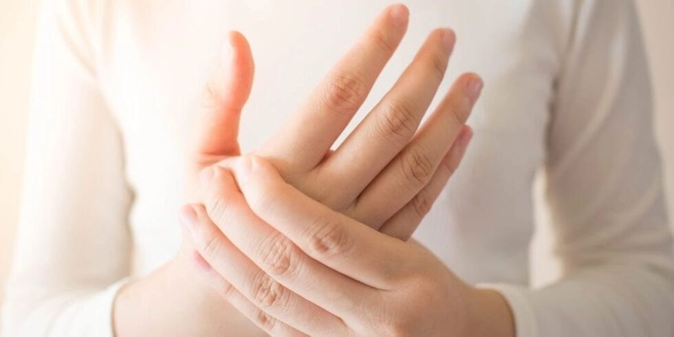 In gout, there is sharp pain in the joints of the fingers, accompanied by bone growths on the phalanges.